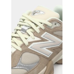 New Balance U740 Baskets basses pink granite
