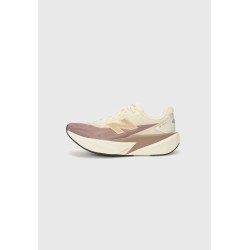 New Balance FUELCELL REBEL V5 Chaussures de running sur route angora