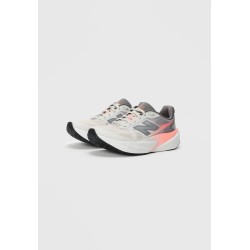 New Balance FUELCELL REBEL V5 Chaussures de running sur route grapefruit