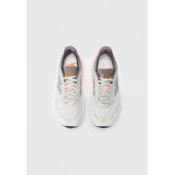 New Balance FUELCELL REBEL V5 Chaussures de running sur route grapefruit