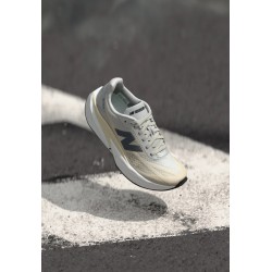 New Balance FUELCELL REBEL V5 Chaussures de running sur route linen
