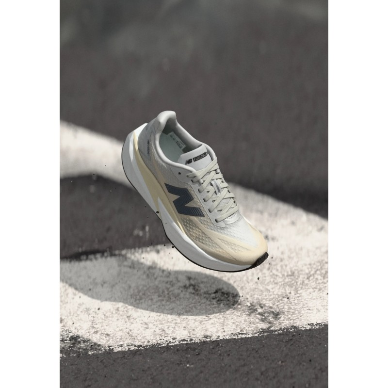 New Balance FUELCELL REBEL V5 Chaussures de running sur route linen