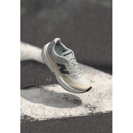 New Balance FUELCELL REBEL V5 Chaussures de running sur route linen