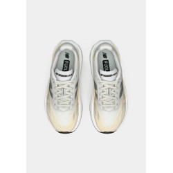 New Balance FUELCELL REBEL V5 Chaussures de running sur route linen