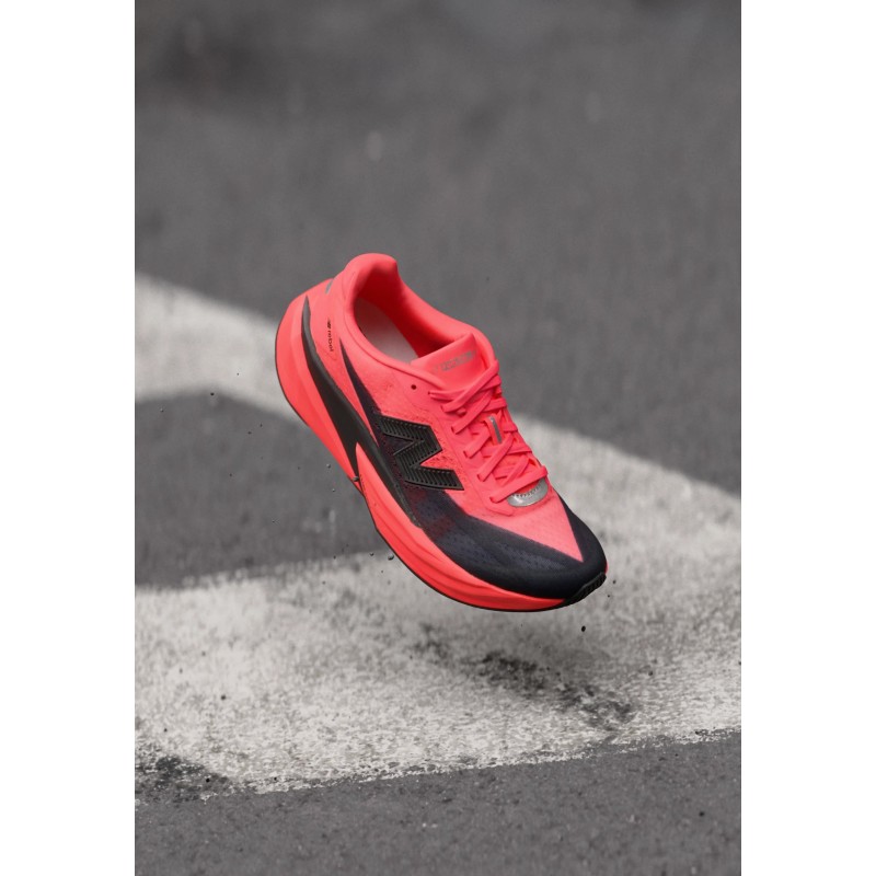 New Balance FUELCELL REBEL V5 Chaussures de running sur route neon orange/black