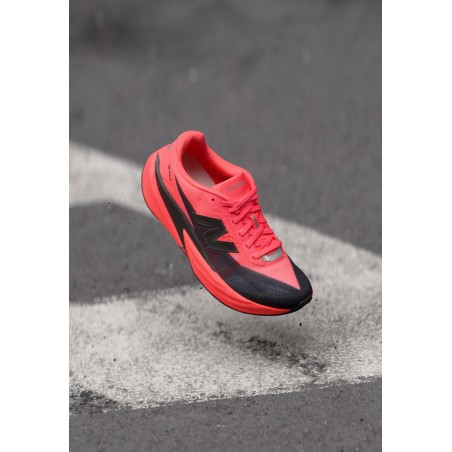 New Balance FUELCELL REBEL V5 Chaussures de running sur route neon orange/black