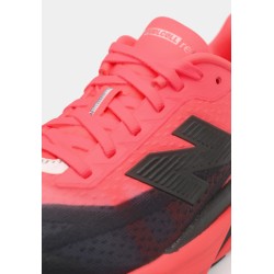 New Balance FUELCELL REBEL V5 Chaussures de running sur route neon orange/black