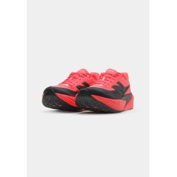 New Balance FUELCELL REBEL V5 Chaussures de running sur route neon orange/black