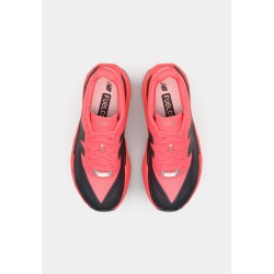 New Balance FUELCELL REBEL V5 Chaussures de running sur route neon orange/black