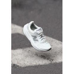 New Balance FUELCELL REBEL V5 Chaussures de running sur route white/silver-coloured metallic