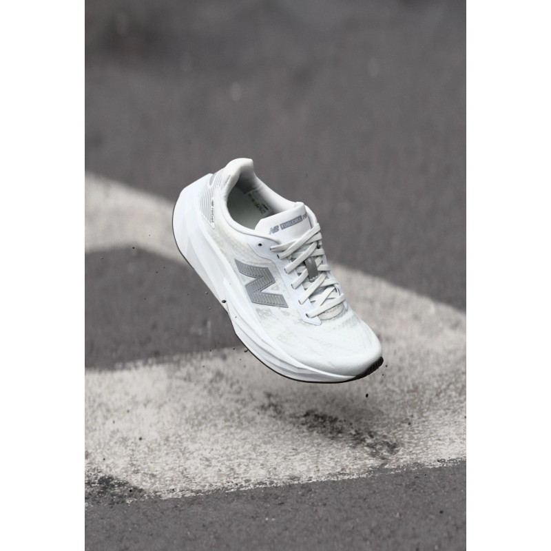 New Balance FUELCELL REBEL V5 Chaussures de running sur route white/silver-coloured metallic