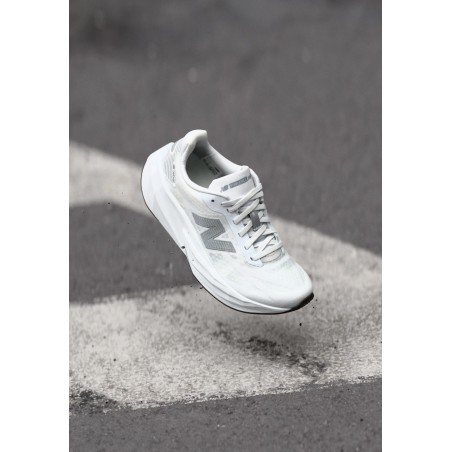 New Balance FUELCELL REBEL V5 Chaussures de running sur route white/silver-coloured metallic