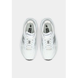 New Balance FUELCELL REBEL V5 Chaussures de running sur route white/silver-coloured metallic