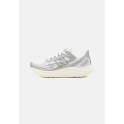 New Balance FRESH FOAM ARISHI V4 Chaussures de running sur route silver metallic