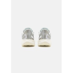 New Balance FRESH FOAM ARISHI V4 Chaussures de running sur route silver metallic