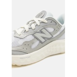 New Balance FRESH FOAM ARISHI V4 Chaussures de running sur route silver metallic